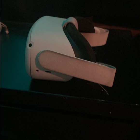 Oculus Quest 2 for sale (used) don’t play it anymore looking for money for it. - Picture 3 of 7